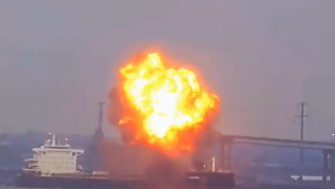 VIDEO: Explosión de un buque de carga cerca de un puente que colapsó el año pasado