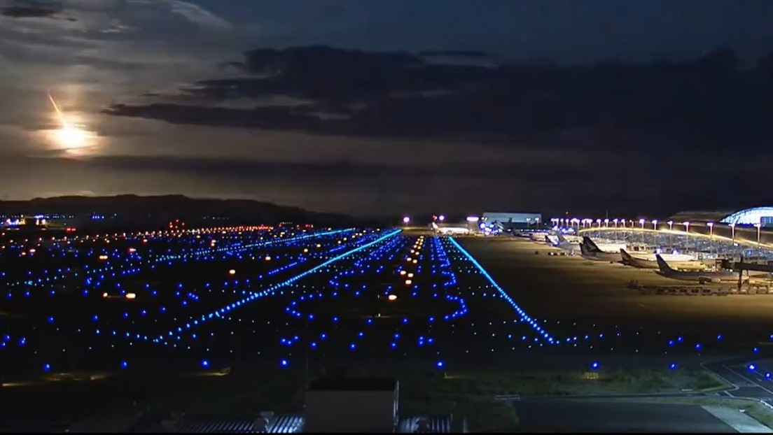 VIDEO: Una intensa y brillante "bola de luz" ilumina el cielo de Japón