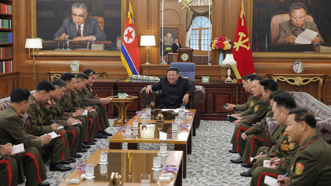Kim Jong-un se reúne con los comandantes que participaron en la liberación de la provincia de Kursk