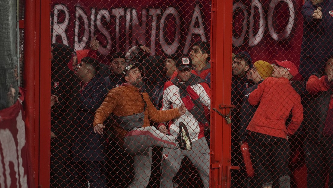 Violencia sin límites: suspenden un partido por graves incidentes entre hinchas (FUERTE VIDEO)