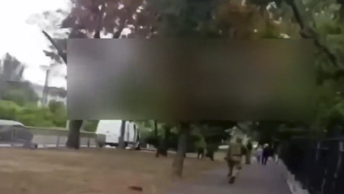 VIDEO: Un uniformado ucraniano abre fuego en medio de una calle llena de gente