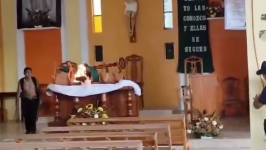 "El diablo me lo ordenó": un hombre prende fuego al altar de una iglesia en México (VIDEO)