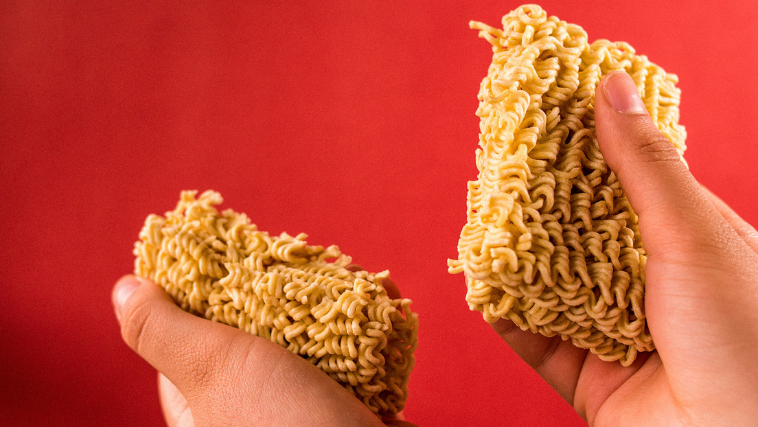 Adolescente muere tras comer 3 paquetes de fideos instantáneos crudos