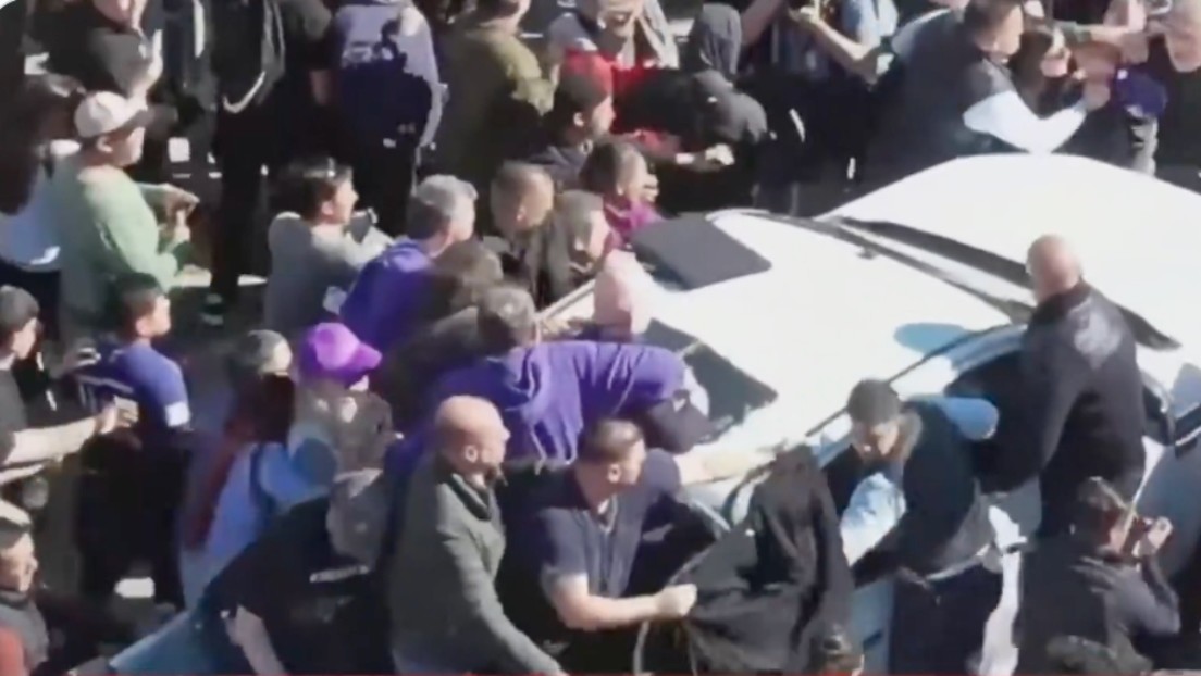 VIDEOS: Así fue la agresión a la caravana de Milei en Argentina