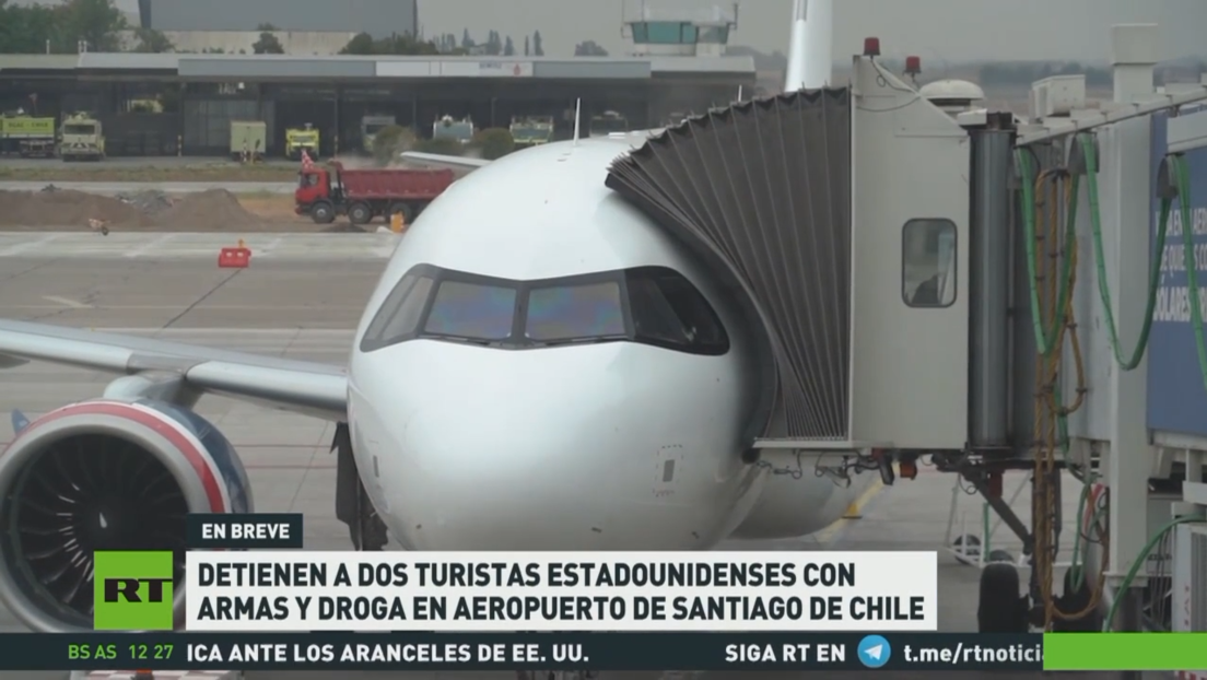 Detienen a dos turistas de EE.UU. con armas y droga en aeropuerto de Santiago de Chile