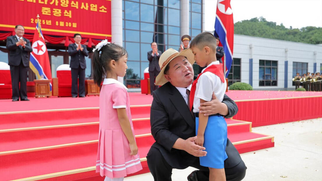 FOTOS: Kim Jong-un celebra la apertura de una nueva granja con residentes de pueblos pesqueros