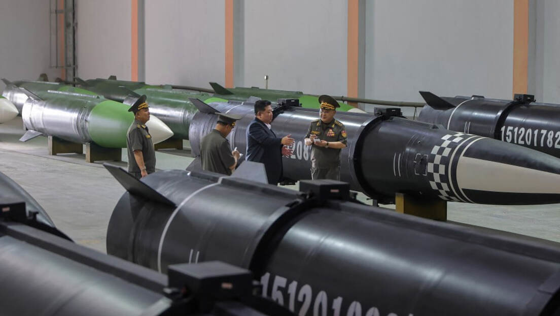 FOTOS: Kim Jong-un examina en detalle una línea de producción de misiles recién inaugurada
