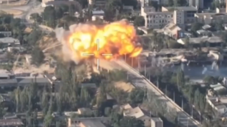 VIDEOS: Bombas aéreas rusas impactan un puente clave en la ciudad de Jersón