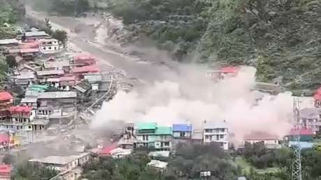 VIDEO: Espeluznante deslave arrasa un pueblo entero en la India