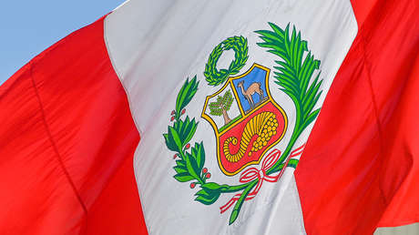 Flamea bandera de Perú en el mismo lugar en disputa que colocaron la de Colombia