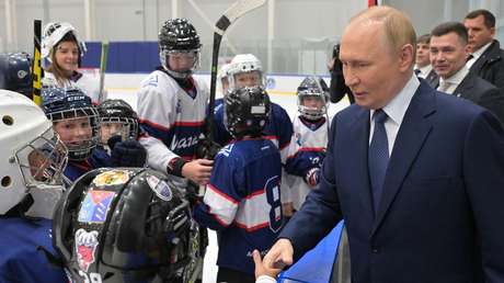 "¡Vamos, enséñame!": Putin se reúne con jóvenes jugadores de hockey (VIDEO)