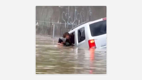 Rescata a una mujer de una inundación y su heroísmo se hace viral (VIDEO)