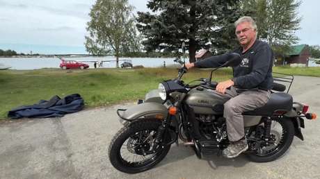 Putin regala a un residente de Alaska una nueva motocicleta Ural de fabricación rusa