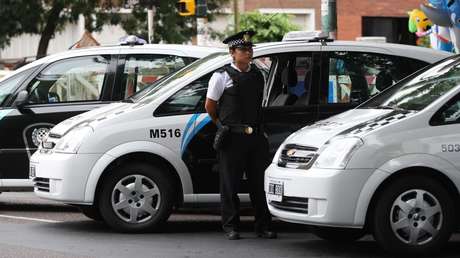 Osado robo a plena luz del día: rompen luneta de un auto y se llevan millones de pesos