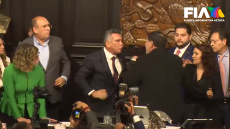 Escándalo en el Senado mexicano: dos representantes se agreden físicamente con el himno de fondo (VIDEO)