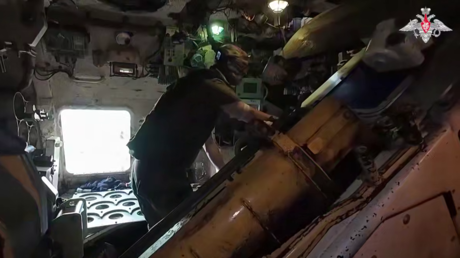 VIDEO: Obús ruso cubre con fuego abrasador fuerzas del régimen de Kiev