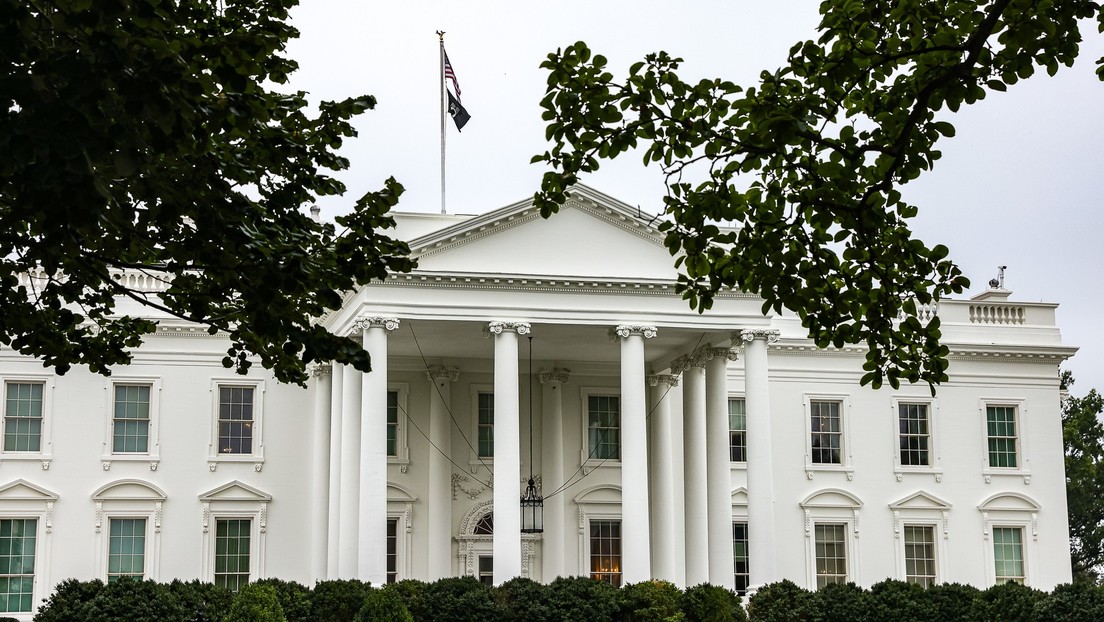 VIDEO muestra misteriosos objetos al ser arrojados desde la Casa Blanca
