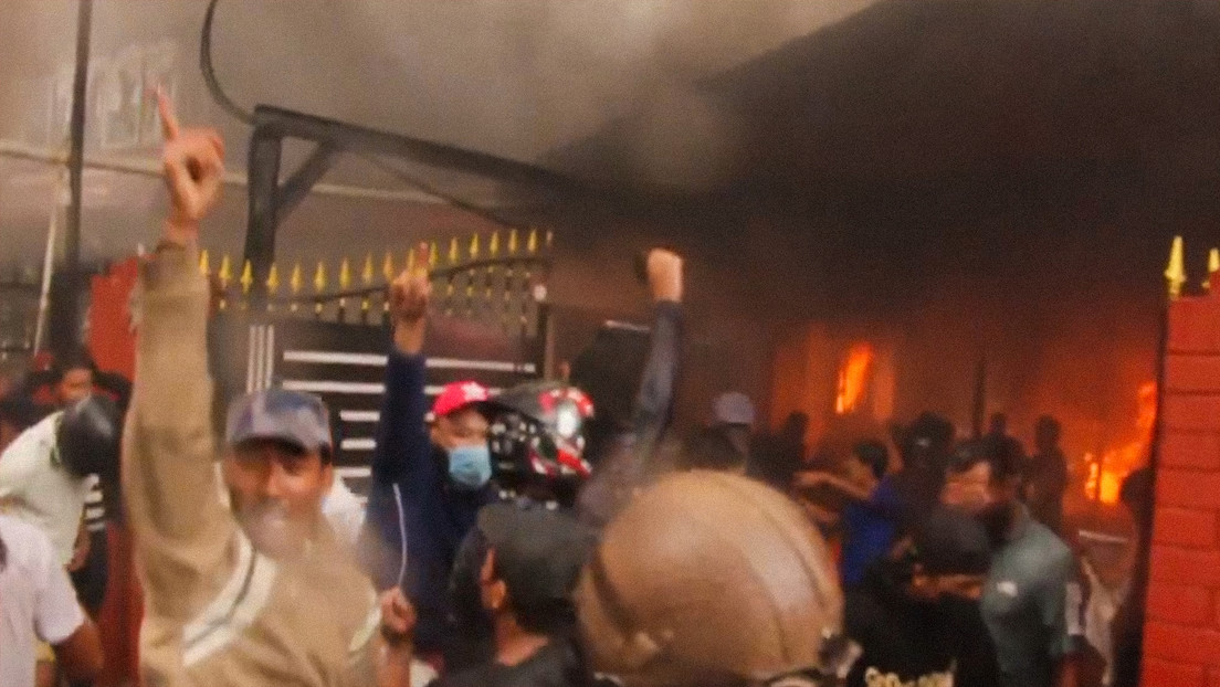 VIDEO: Manifestantes nepalíes bailan en la residencia en llamas del ex primer ministro