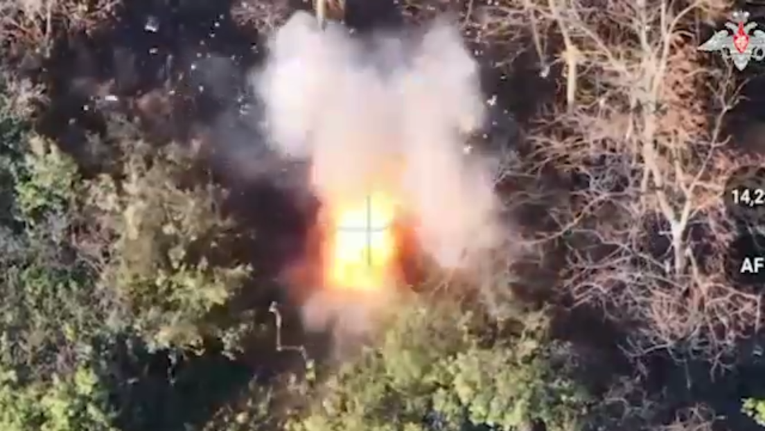 VIDEO: Operadores de drones rusos 'desentrañan' bosques con material bélico oculto