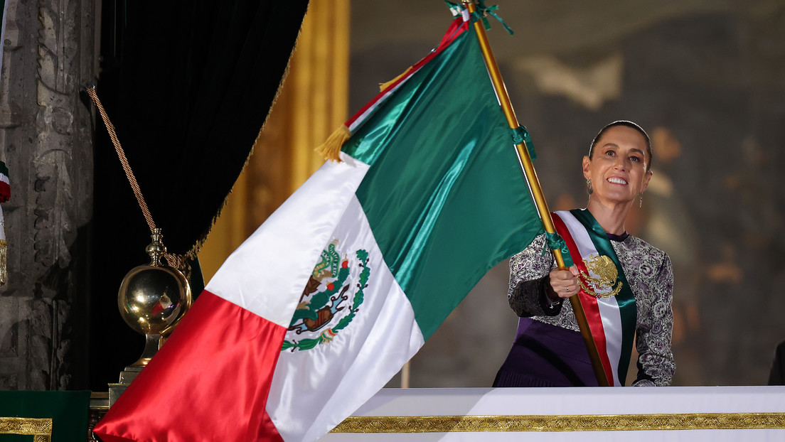"¡Vivan las heroínas anónimas!": Sheinbaum lidera el primer 'El Grito' feminista en el Zócalo