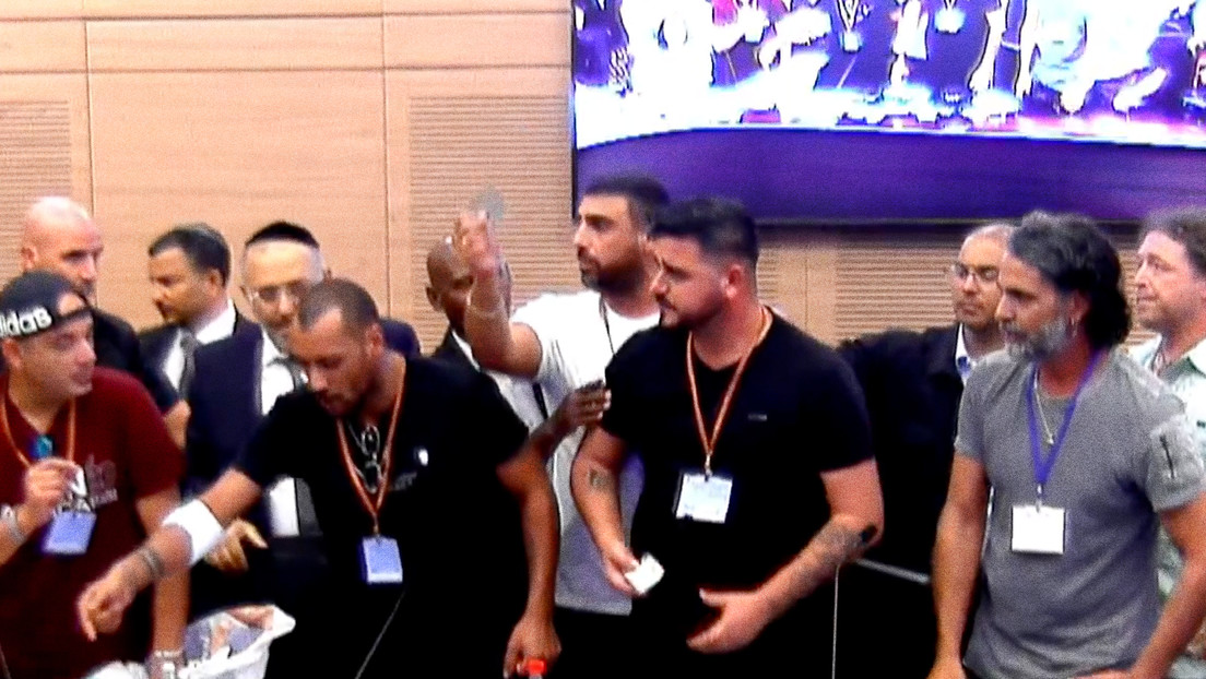 "Nuestros amigos se suicidan": veteranos israelíes tiran pastillas en el Parlamento (VIDEO)