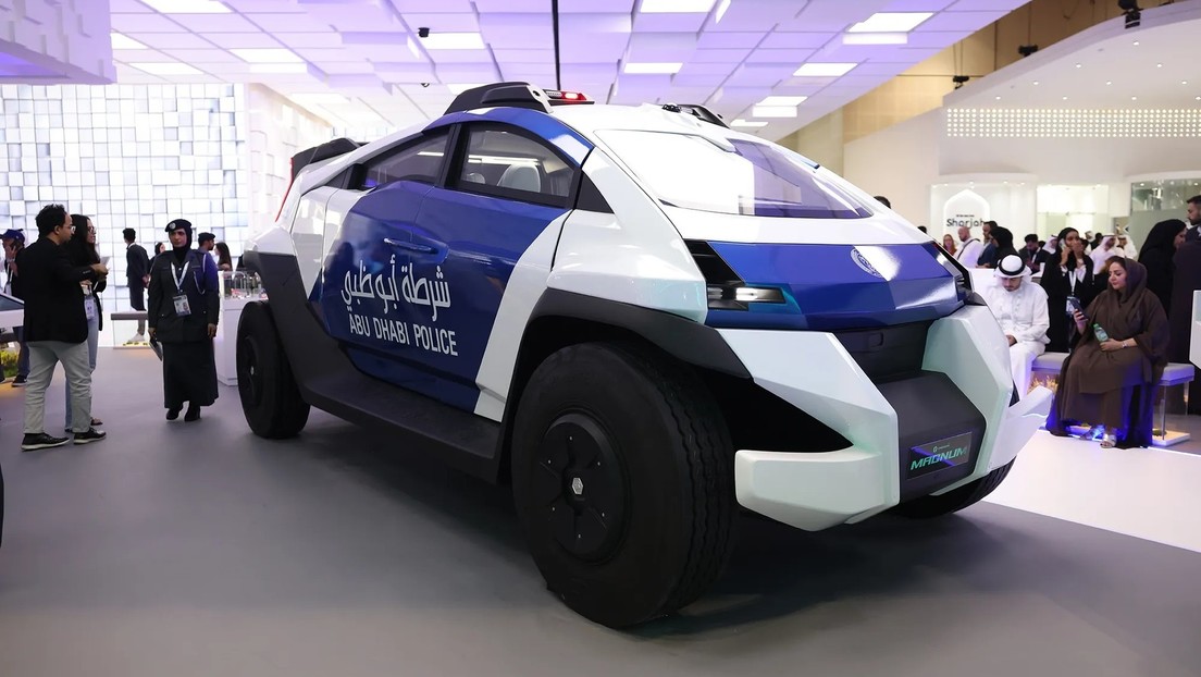 Blindaje y drones: así es el 'tanque policial' autónomo que patrullará Abu Dabi (VIDEO)