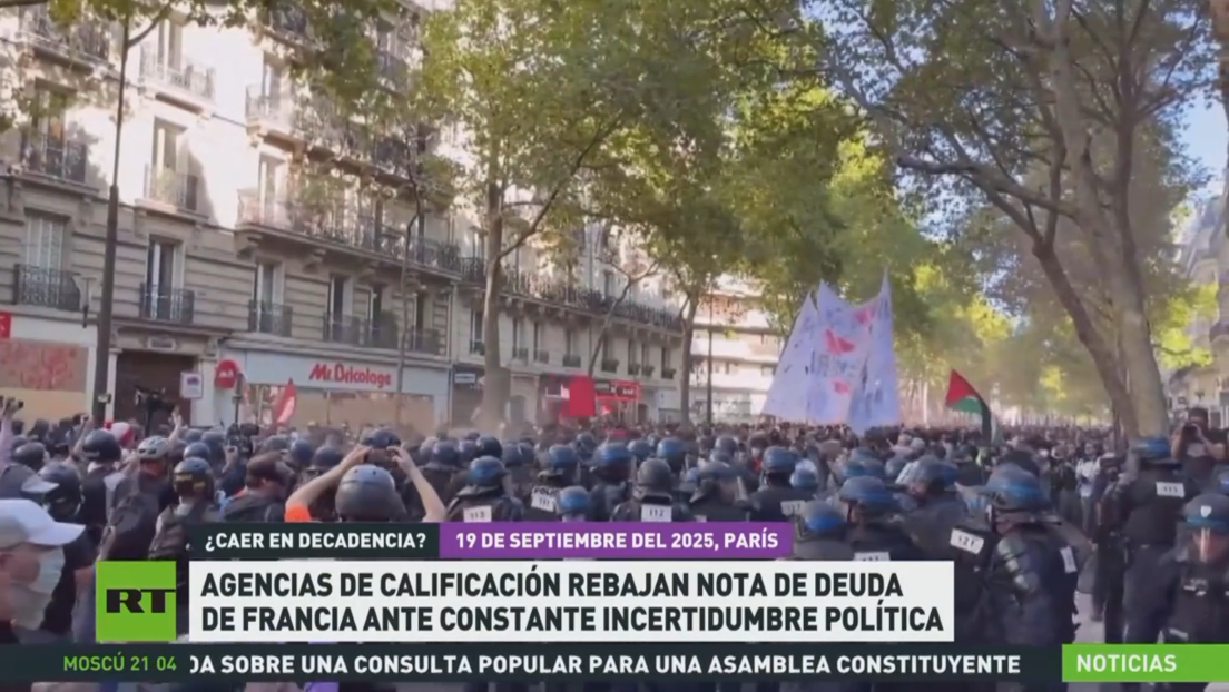 Agencias de calificación rebajan nota de deuda pública de Francia ante constante incertidumbre política