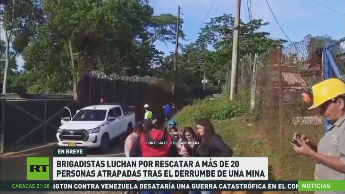 Brigadistas luchan por rescatar a más de 20 personas atrapadas tras el derrumbe de una mina en Antioquia
