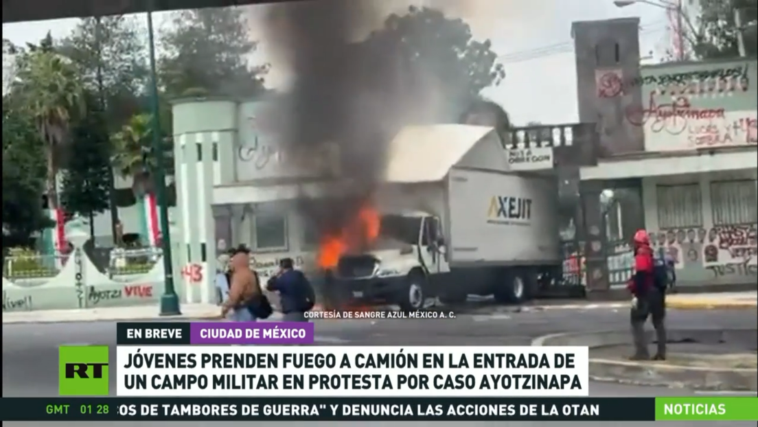 Jóvenes prenden fuego a un camión en la entrada de un campo militar en protesta por caso Ayotzinapa