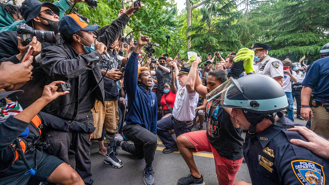 FBI despide a agentes que hicieron este acto durante una protesta por la muerte de George Floyd