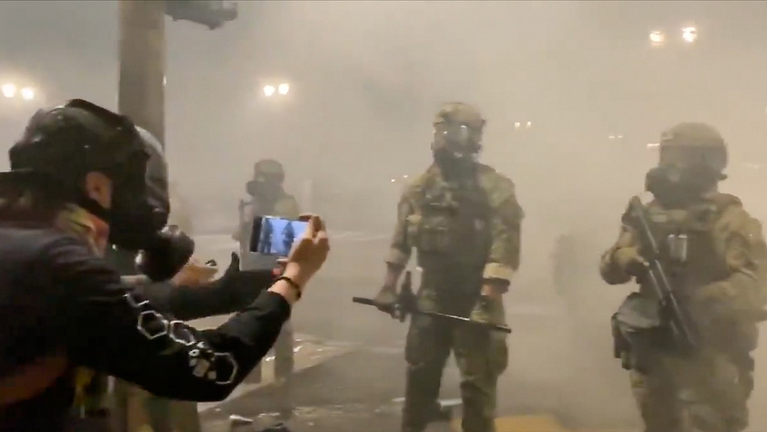 VIDEO: Portland envuelta en humo y con choques violentos entre tropas y Antifa