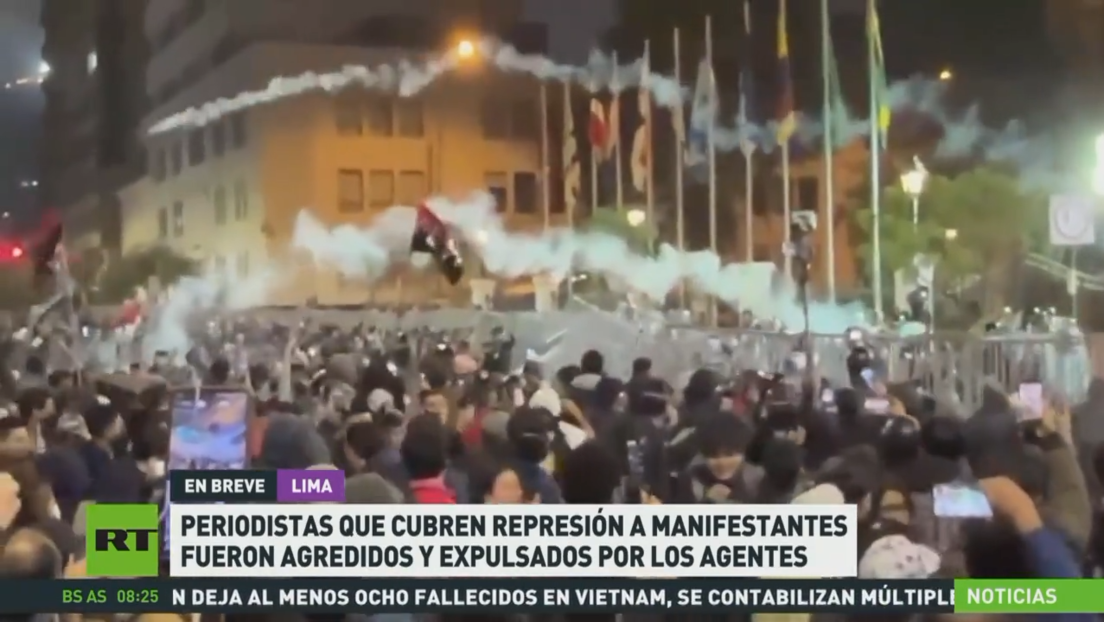 Periodistas que cubren represión a manifestantes son agredidos y expulsados por policías en Perú