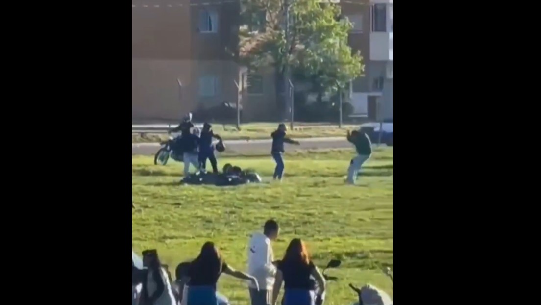VIDEO: Ladrones disparan al robar una moto a plena luz del día