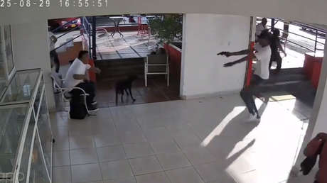 Joven intenta realizar un asalto, se topa con policías vestidos de civil y así termina (FUERTE VIDEO)