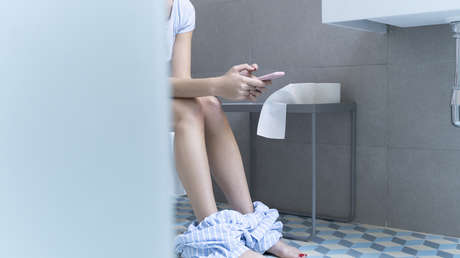 El riesgo inesperado de utilizar el celular en el baño