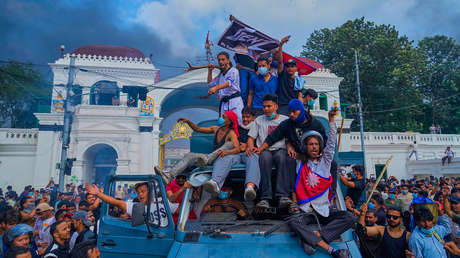 Violencia mortífera y vandalismo: cómo la generación Z derrocó al Gobierno de Nepal (VIDEOS)