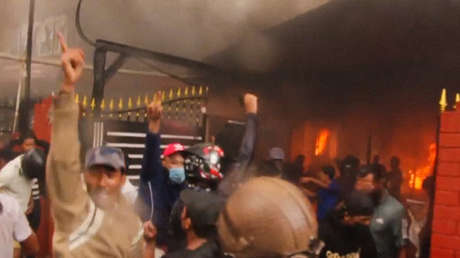 VIDEO: Manifestantes nepalíes bailan en la residencia en llamas del ex primer ministro