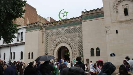 Cabezas de cerdo, algunas con la inscripción "Macron", aparecen frente a mezquitas francesas