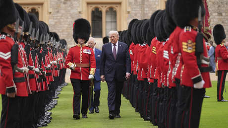 Trump viola el protocolo real con el rey Carlos III (VIDEO)