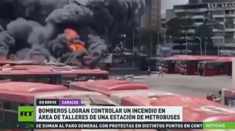 Bomberos logran controlar un incendio en una estación de metrobuses en Caracas