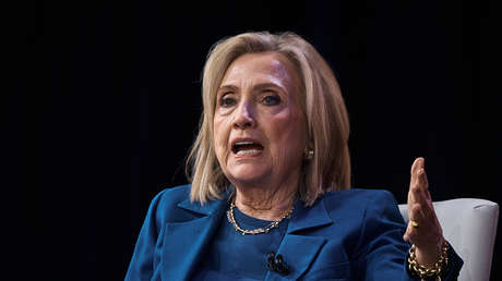 Hillary Clinton llama a dejar de "demonizarse unos a otros", pero arremete contra los republicanos