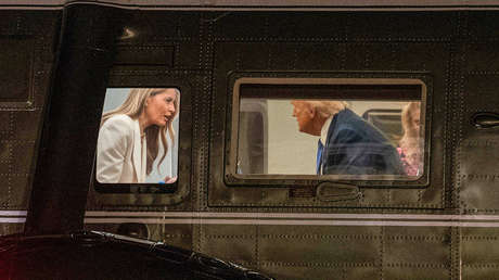 Hace un gesto y ella niega con la cabeza: Graban un diálogo incómodo entre Trump y Melania (VIDEO)