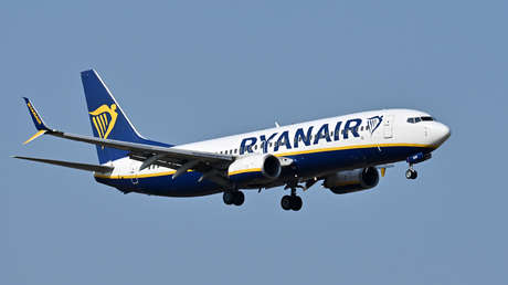 Pasajeros ebrios se descontrolan en pleno vuelo y obligan a un aterrizaje de emergencia (VIDEO)