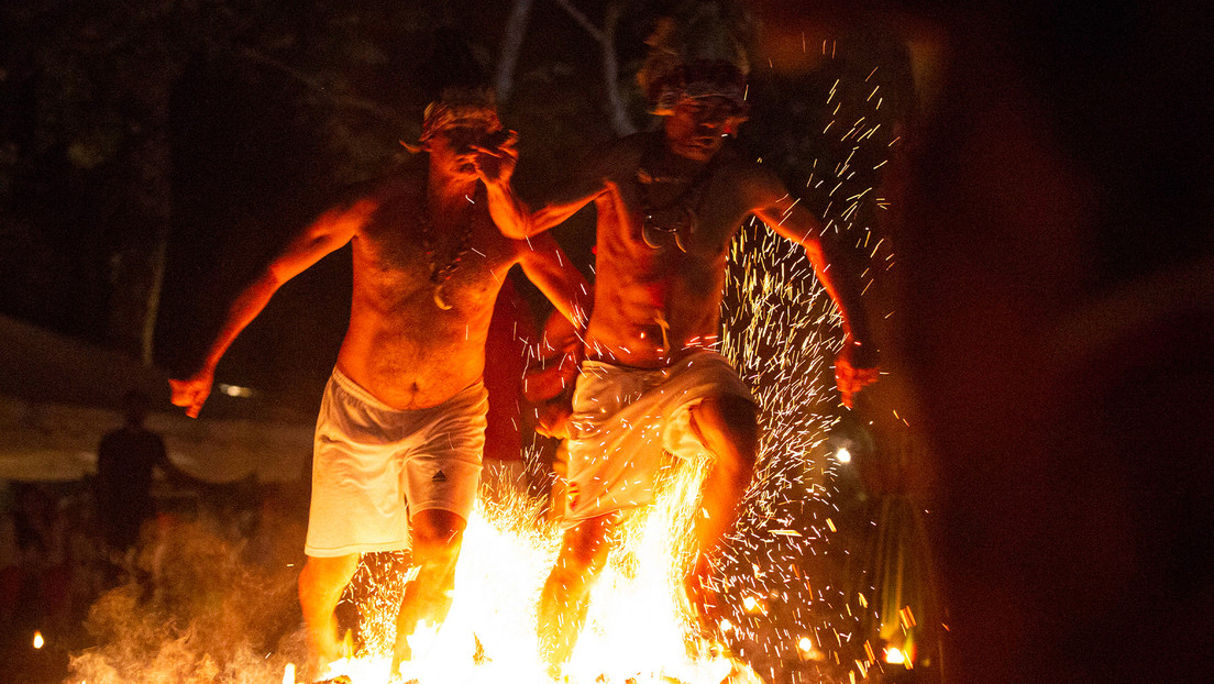 La noche donde los espíritus cobran vida y bailan en candela para rendir honor a una reina indígena