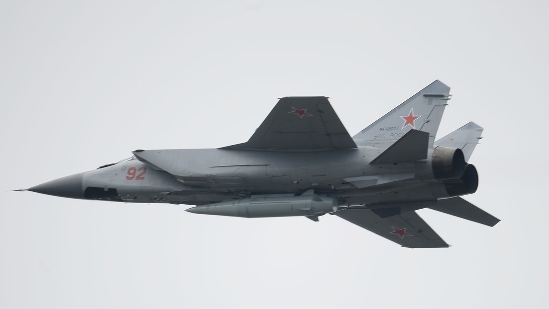 FOTO: Así es el repostaje aéreo de un MiG-31 ruso con misil Kinzhal en plena misión de combate