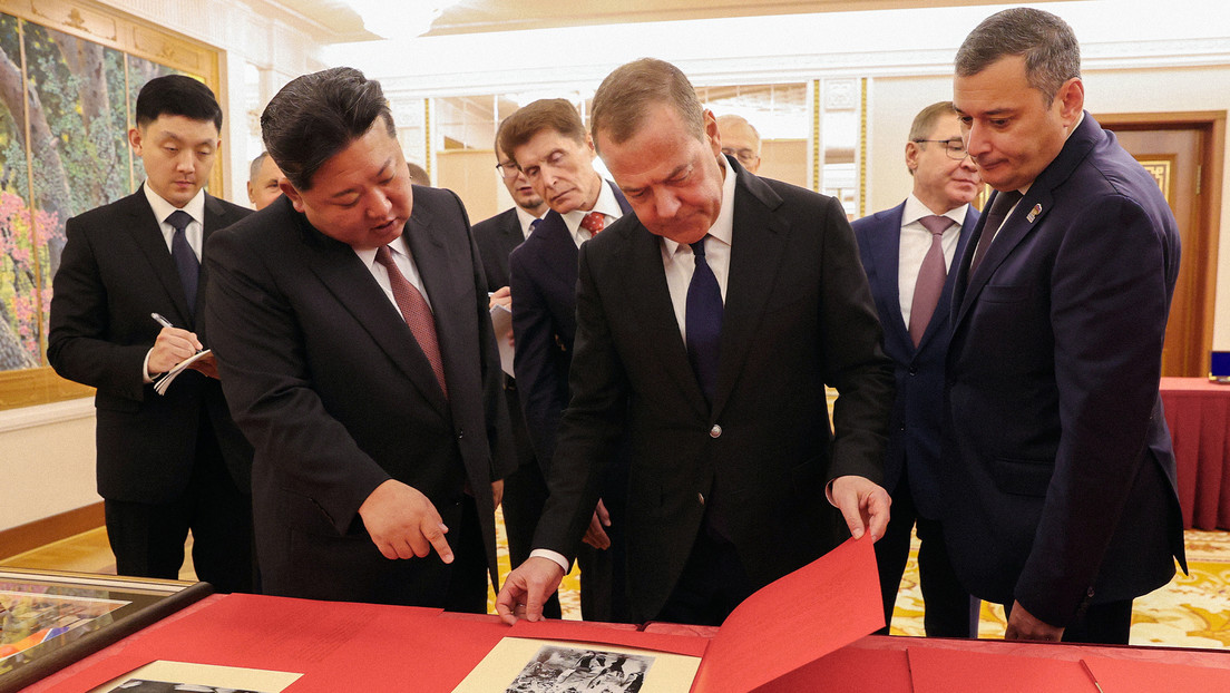 Medvédev entrega al líder de la RPDC una carta de Kim Il-sung a Stalin