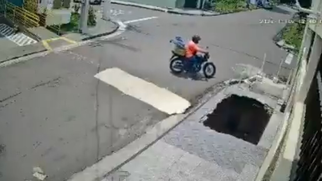 VIDEO: Momento en el que se abre un hoyo en el suelo y devora a un peatón en Brasil