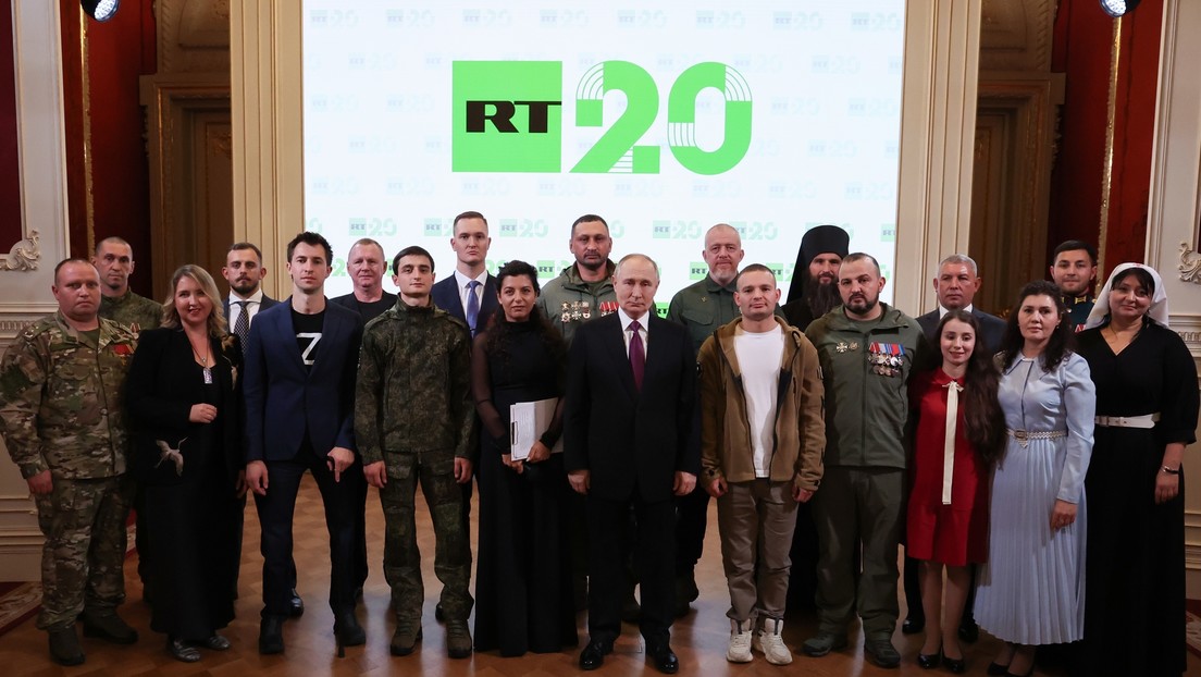 VIDEO: Putin saluda a héroes de la operación especial durante un acto en honor a RT