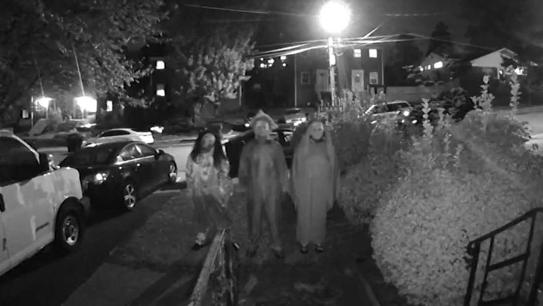 PERTURBADOR VIDEO: un trío con máscaras de Halloween intenta irrumpir en una casa y amenaza con matar a sus habitantes