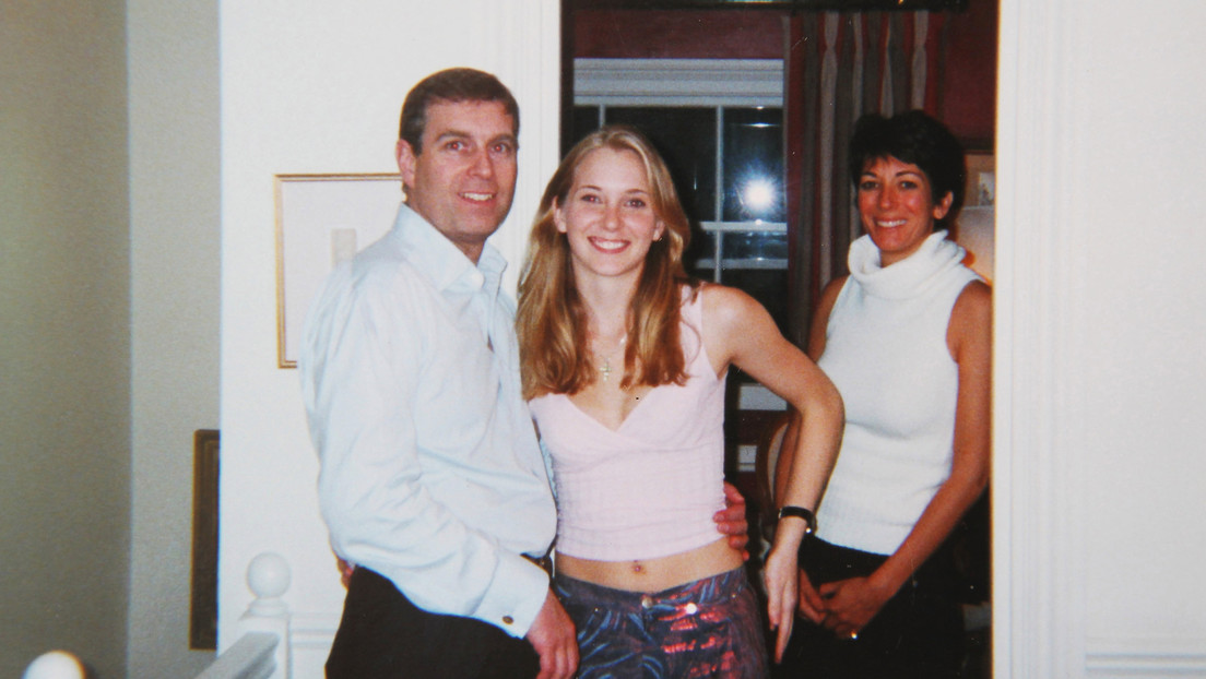 La más conocida víctima de Epstein fue golpeada, estrangulada y violada por un "conocido primer ministro" en su isla